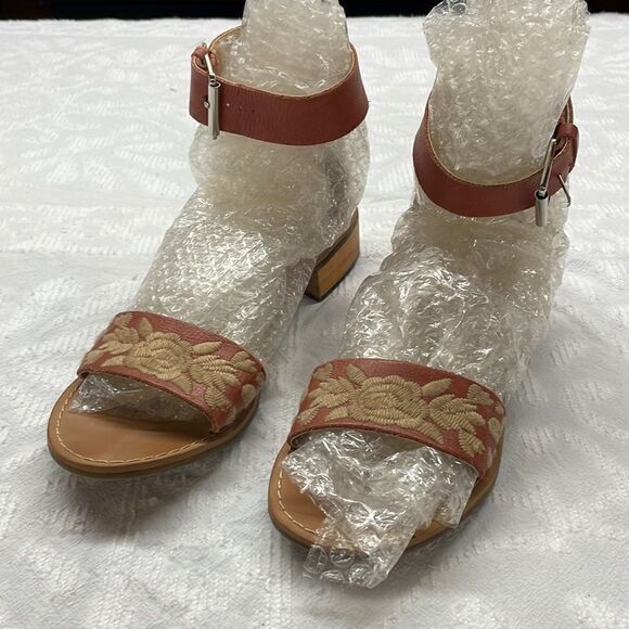 Latigo Anthropologie Tana Sandals Leather Size 10 Embroidered designs Boho - Picture 3 of 16